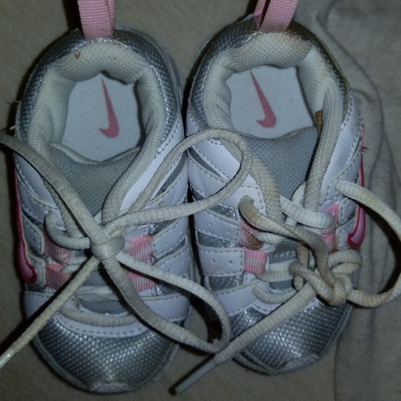 TODDLER NIKE TENNIS SHOES SIZE 4 - Picture 2 of 4